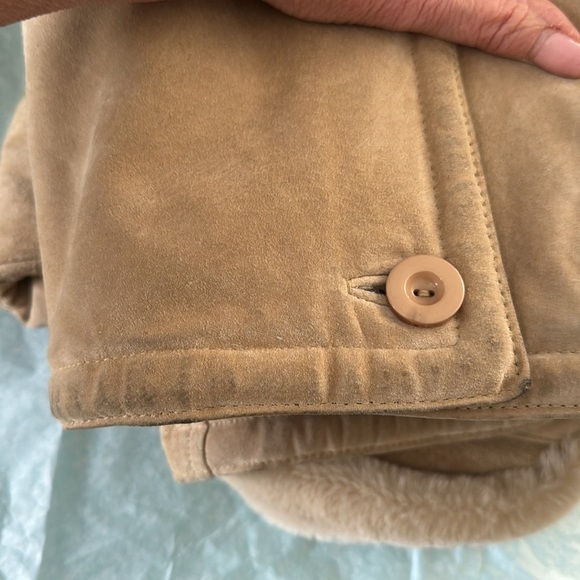 Jones New York Tan and Cream / Ivory Suede Jacket lined with faux fur. - Picture 15 of 15